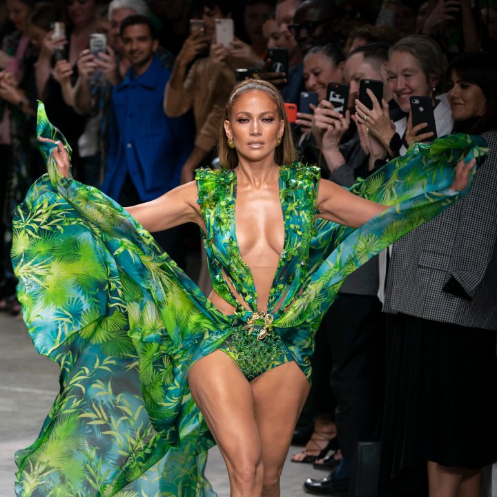 na-haar-tropical-2000s-dress-trekt-j-lo-een-nieuwe-zeroes-versace-jurk-uit-de-kast-395897