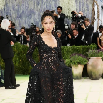 de-verloofde-zoe-kravitz-droeg-de-grootste-bridal-trend-van-het-jaar-naar-het-met-gala-2026-393358