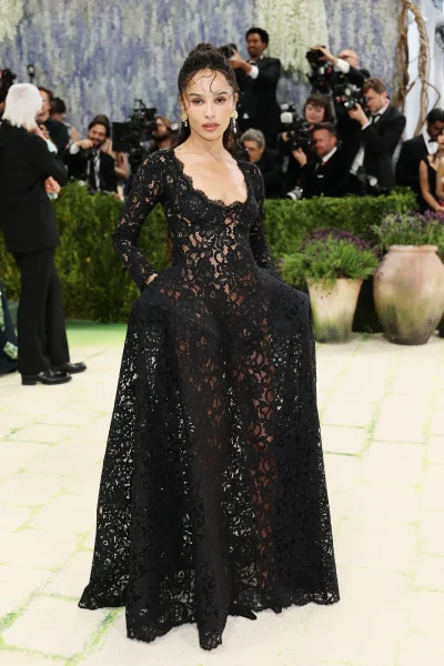 de-verloofde-zoe-kravitz-droeg-de-grootste-bridal-trend-van-het-jaar-naar-het-met-gala-2026-393358