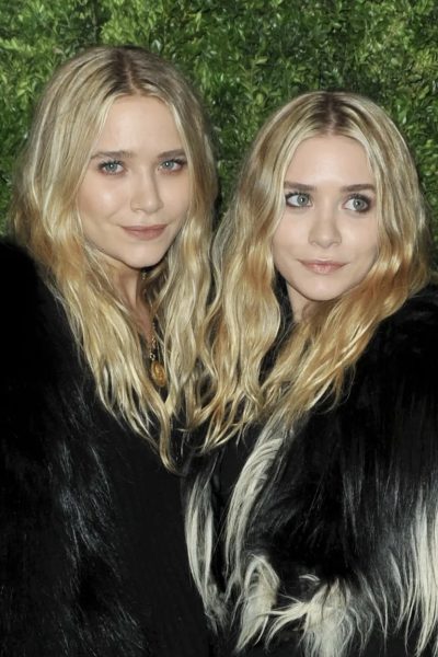 de-olsen-twins-zijn-40-geworden-hun-stijl-door-de-jaren-heen-van-kaftans-tot-moody-minimalisme-397590