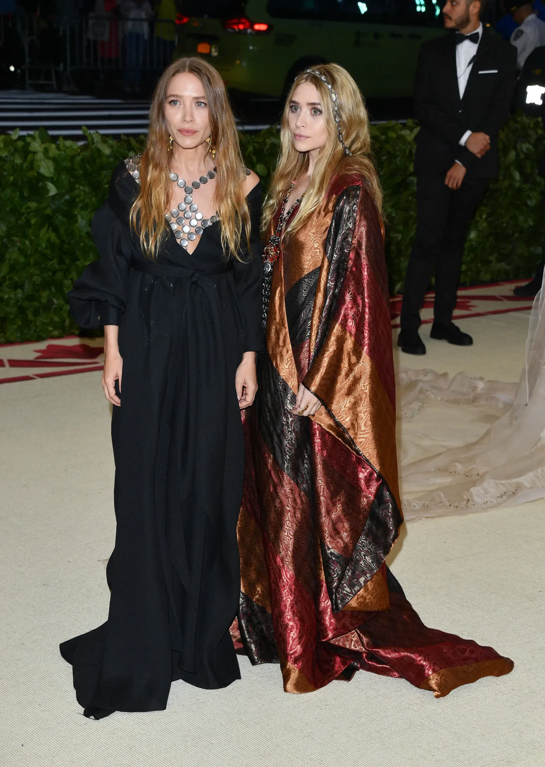 Mary Kate en Ashley in 2018, bij het Met Gala: Heavenly Bodies: Fashion & The Catholic Imagination