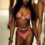 Buikketting bij Chanel lente/zomer 1995 Naomi Campbell