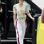 Gracie Abrams gaat voor cornershop-core in een joggingbroek met Chanel-slingbacks