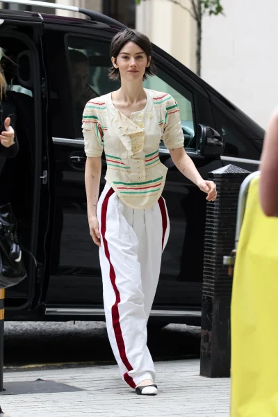 een-joggingbroek-en-two-tone-chanel-slingbacks-gracie-abrams-maakt-cornershop-core-chic-398690