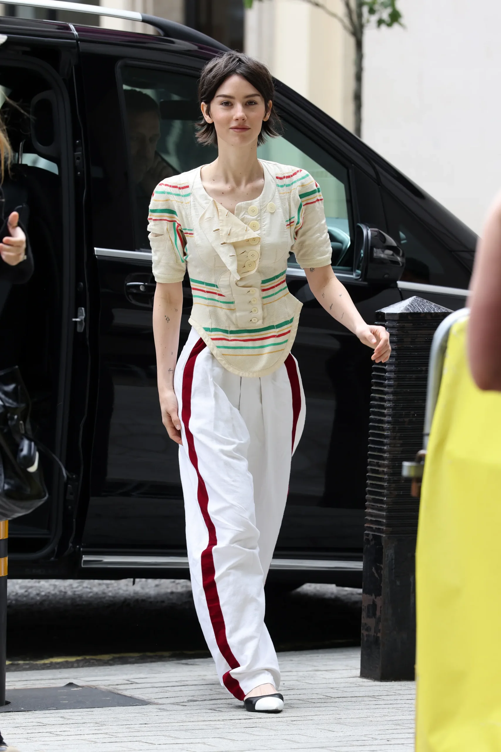 Gracie Abrams joggingbroek en Chanel slingbacks
