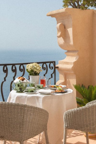 well-traveled-koppel-dua-lipa-en-callum-turner-viert-hun-honeymoon-in-dit-italiaanse-droomhotel-397833