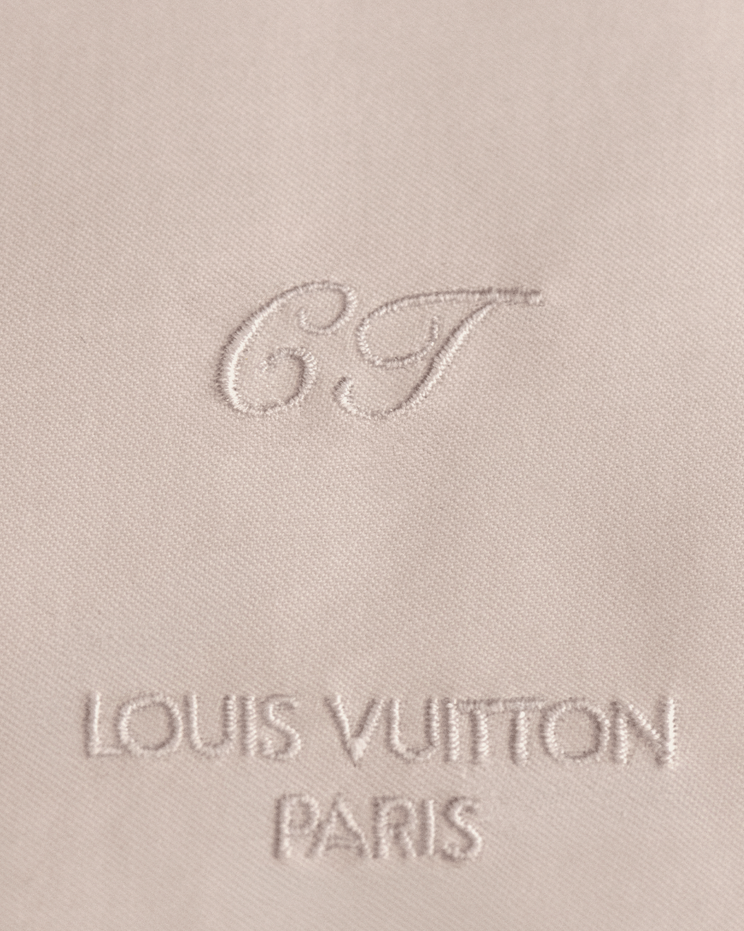De Louis Vuitton wedding look van Callum Turner