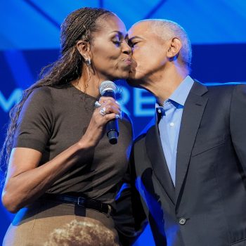 michelle-obama-brengt-een-eerbetoon-aan-haar-overleden-moeder-met-een-very-custom-rok-397822