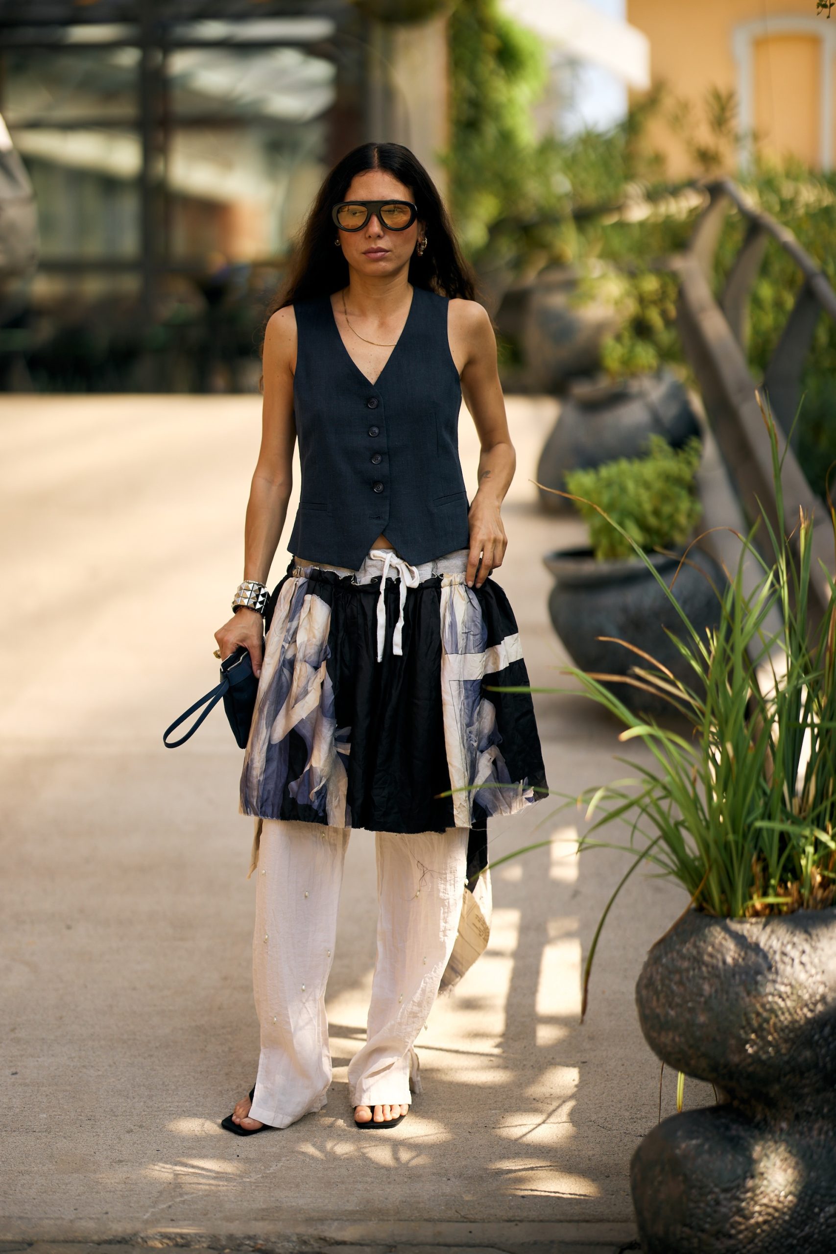 Streetstyle ter inspiratie voor een outfit om naar kantoor te dragen tijdens een hittegolf