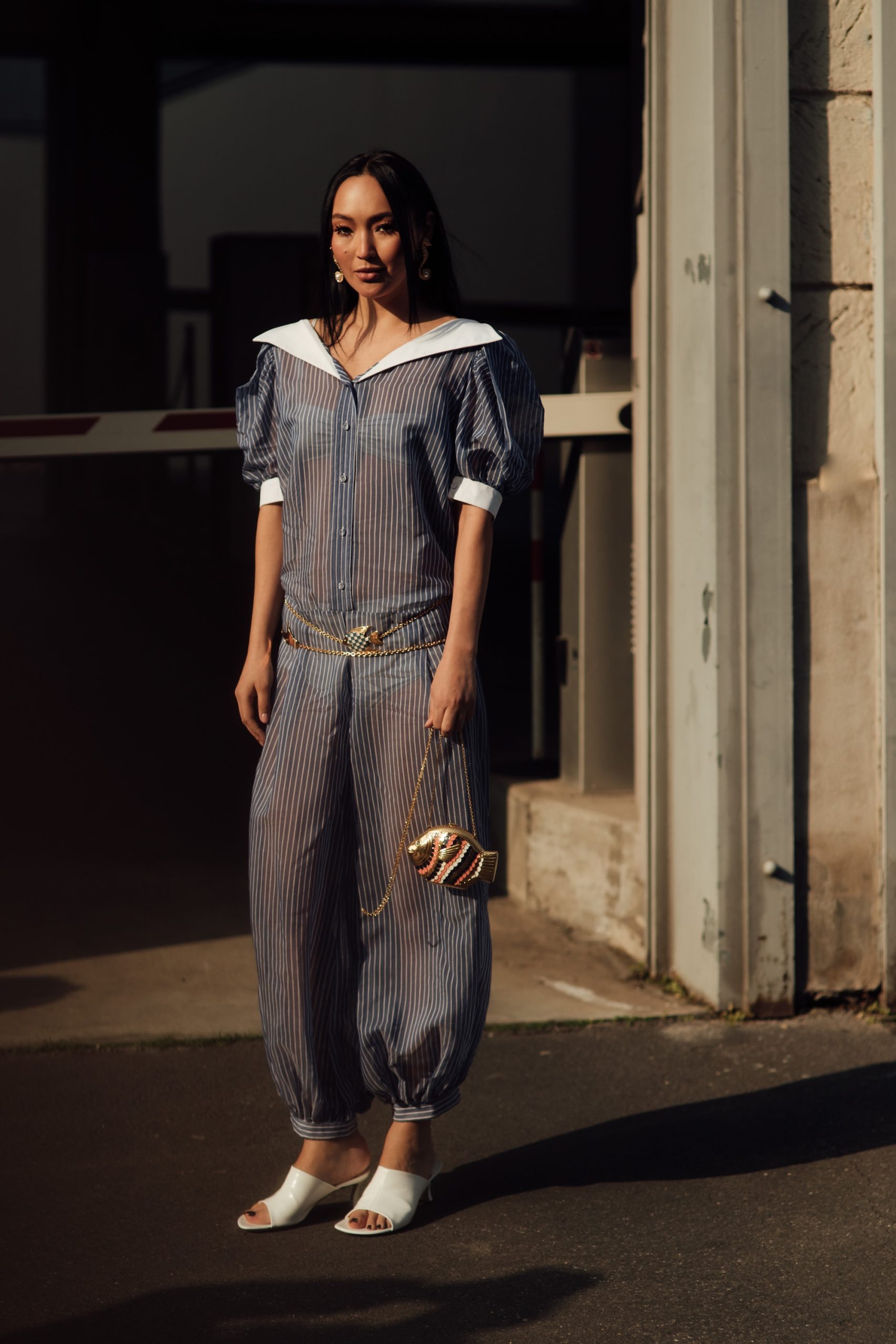 Streetstyle ter inspiratie voor een outfit om naar kantoor te dragen tijdens een hittegolf