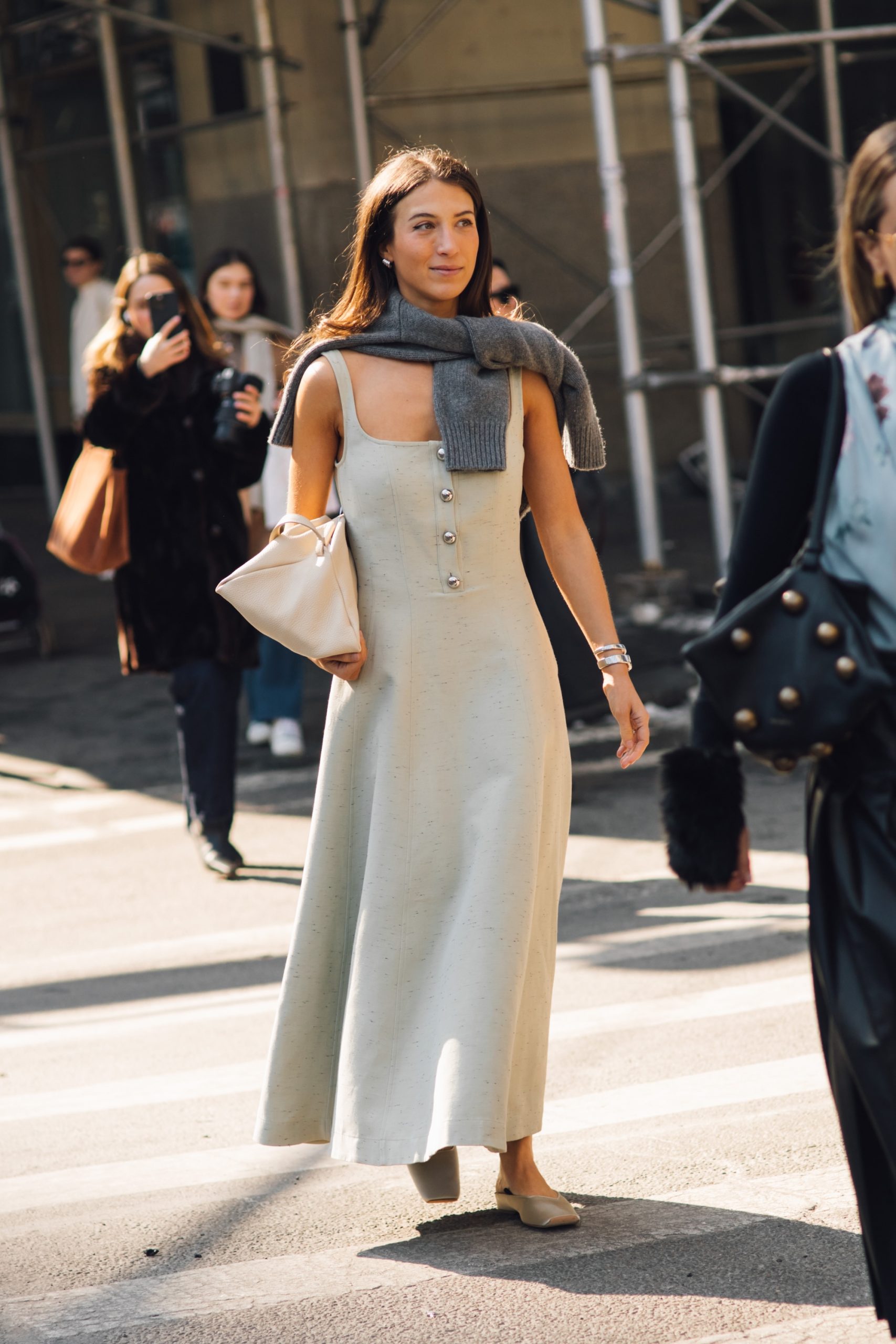 Streetstyle ter inspiratie voor een outfit om naar kantoor te dragen tijdens een hittegolf