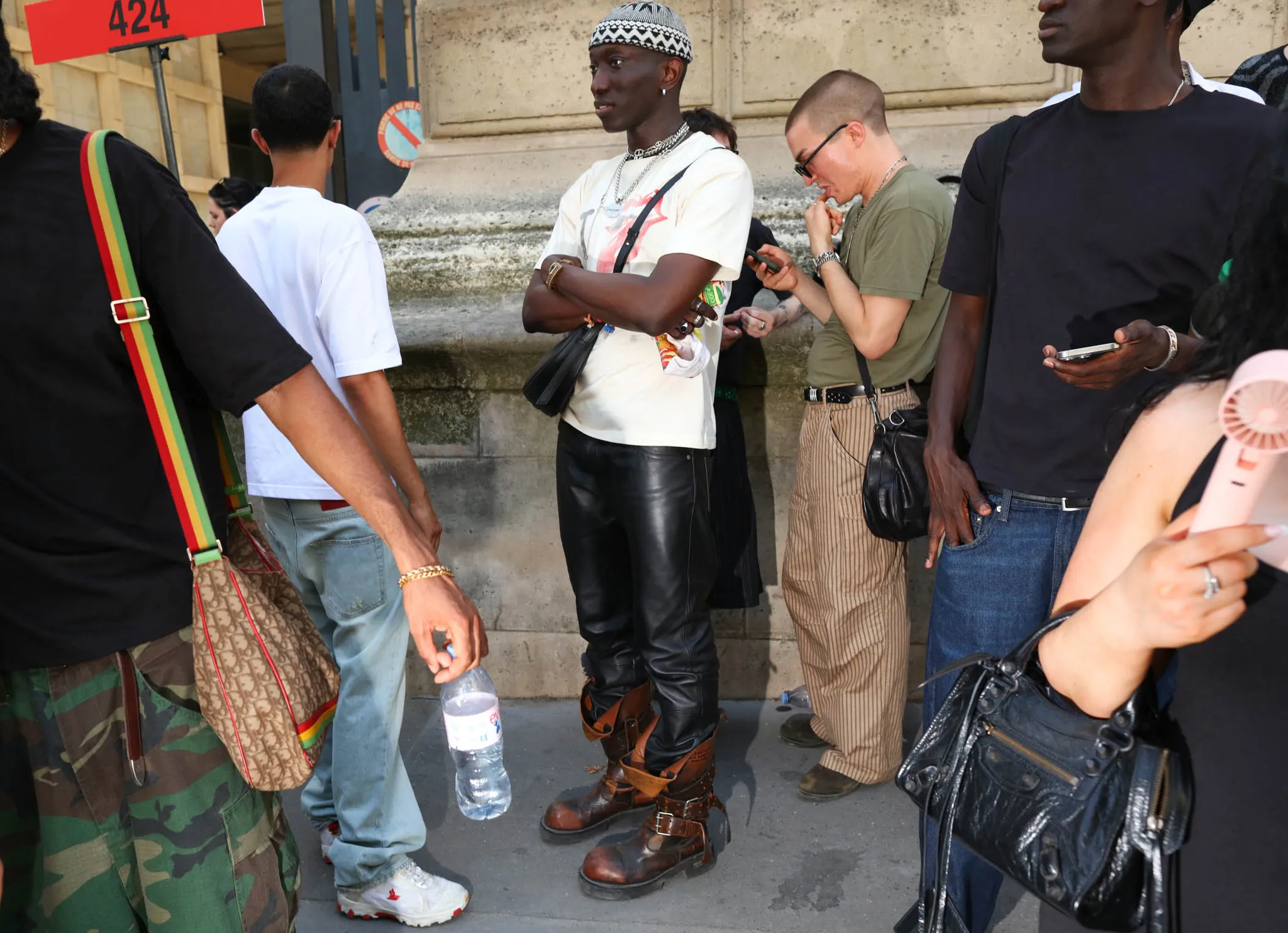 Streetstyle beelden buiten bij de Lente/Zomer 2026-mannenshows in Parijs