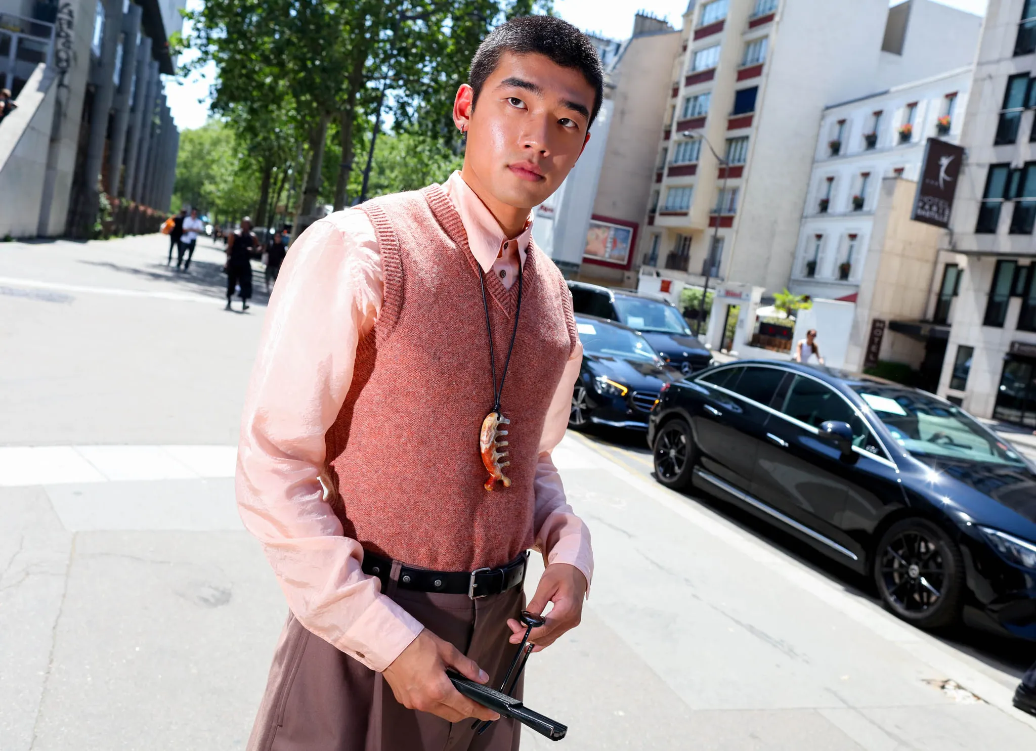 Streetstyle beelden buiten bij de Lente/Zomer 2026-mannenshows in Parijs
