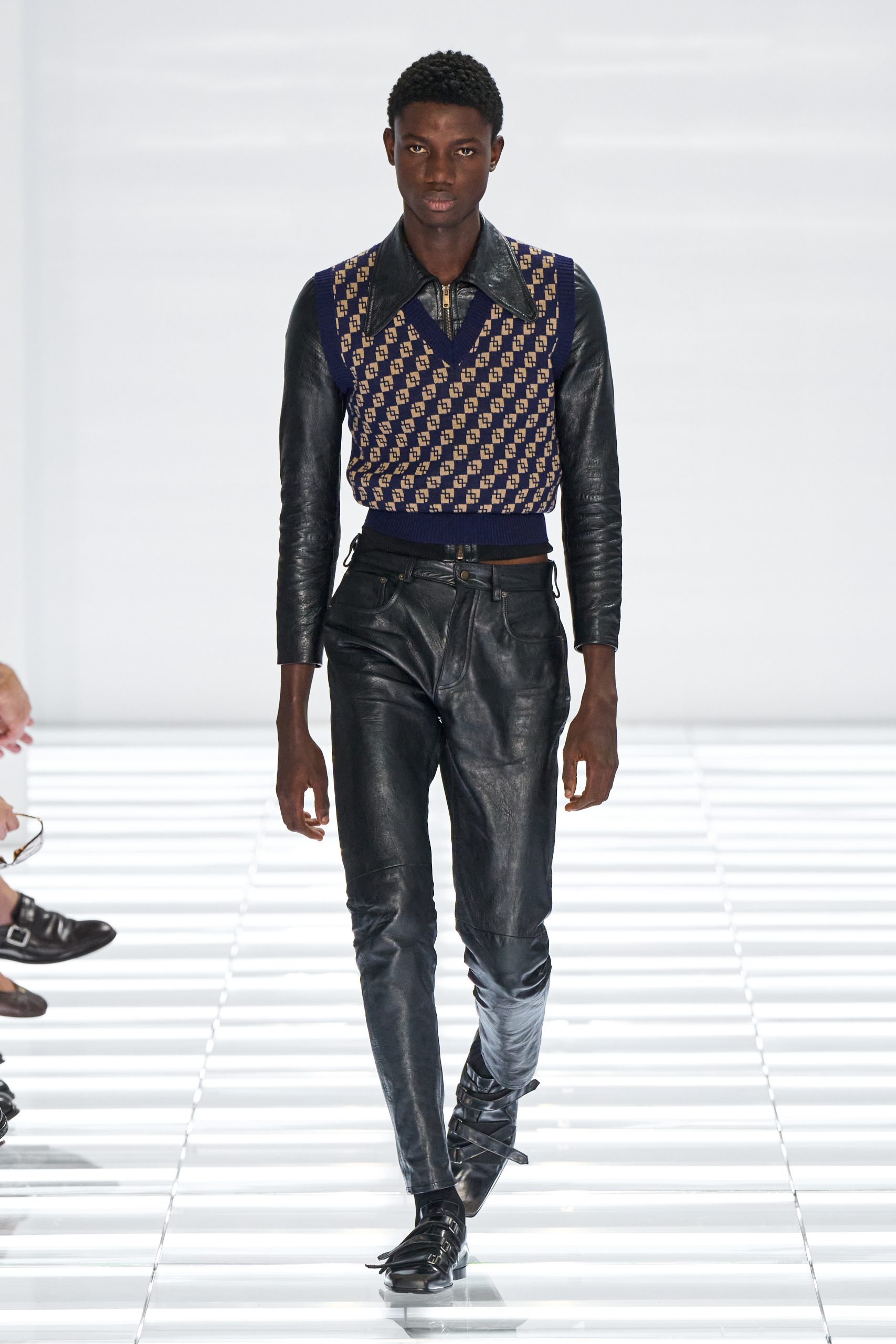 Een spencer over een leren jack bij Prada menswear lente/zomer 2027