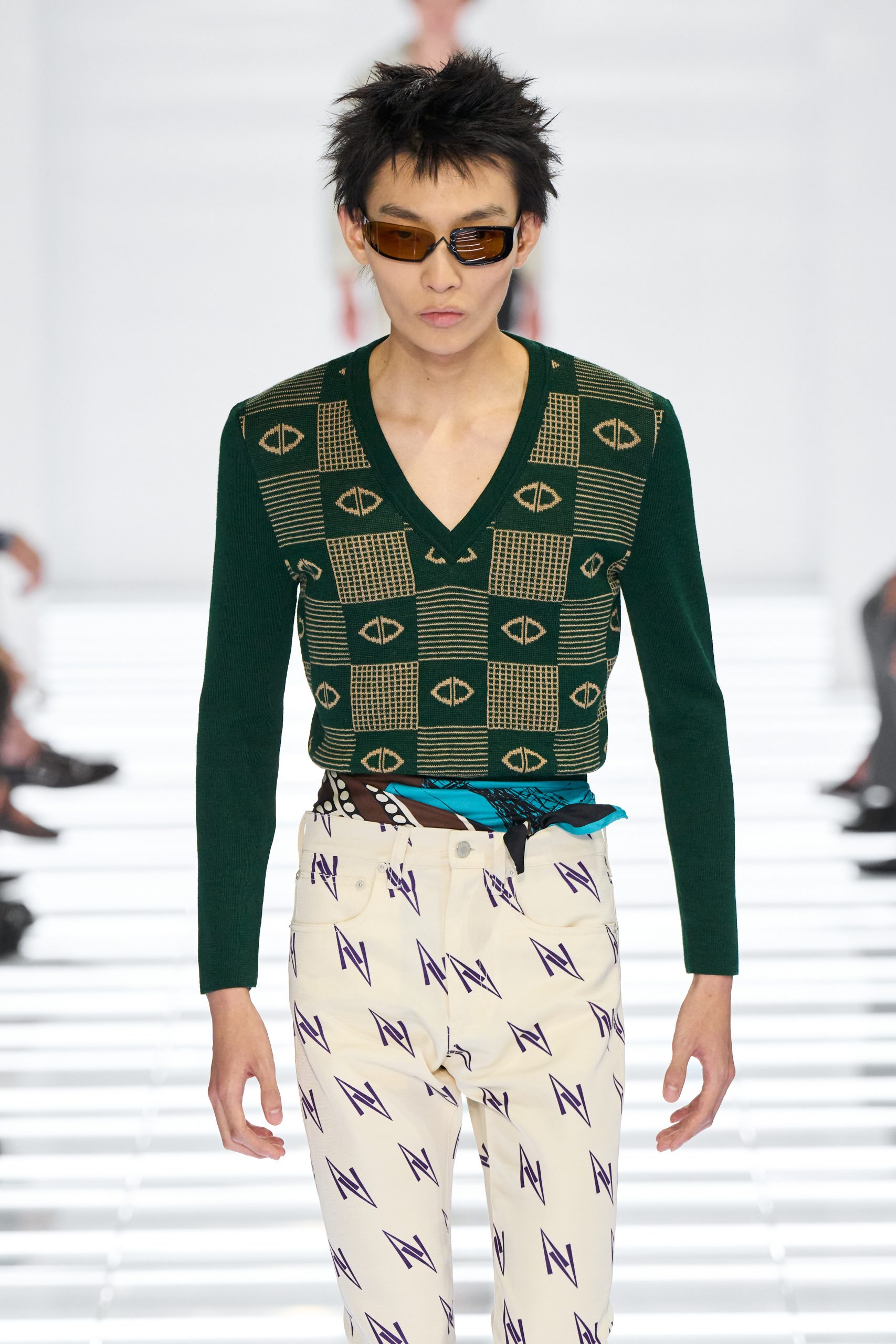 Een sjaaltje om het middel bij Prada menswear lente/zomer 2027
