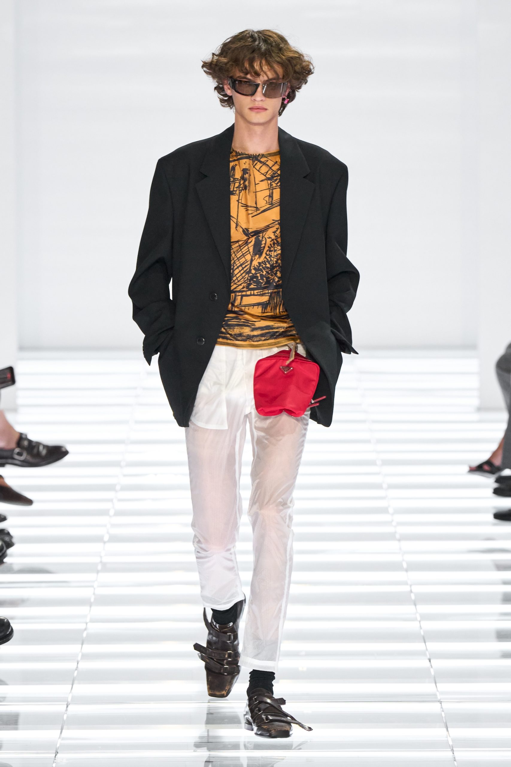 Een tasje aan de heup bij Prada menswear lente/zomer 2027