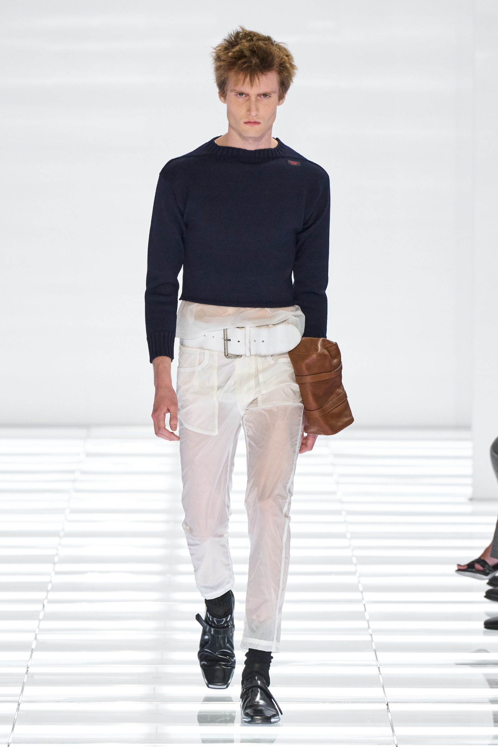 Een cropped sweater met sheer top bij Prada menswear lente/zomer 2027