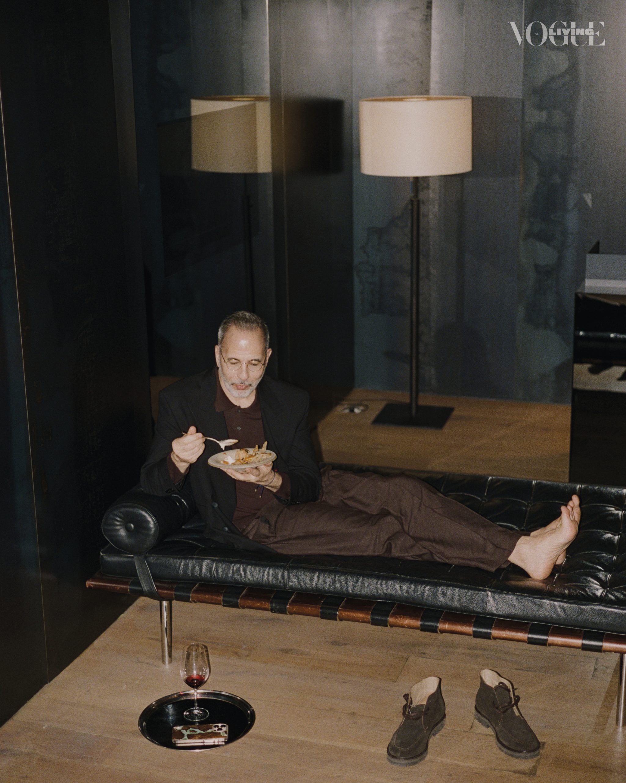 Yotam Ottolenghi met een bord eten.
