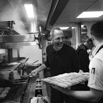 yotam-ottolenghi-je-kunt-mij-niet-blijer-maken-dan-met-een-garnalenkroket-van-holtkamp-396359