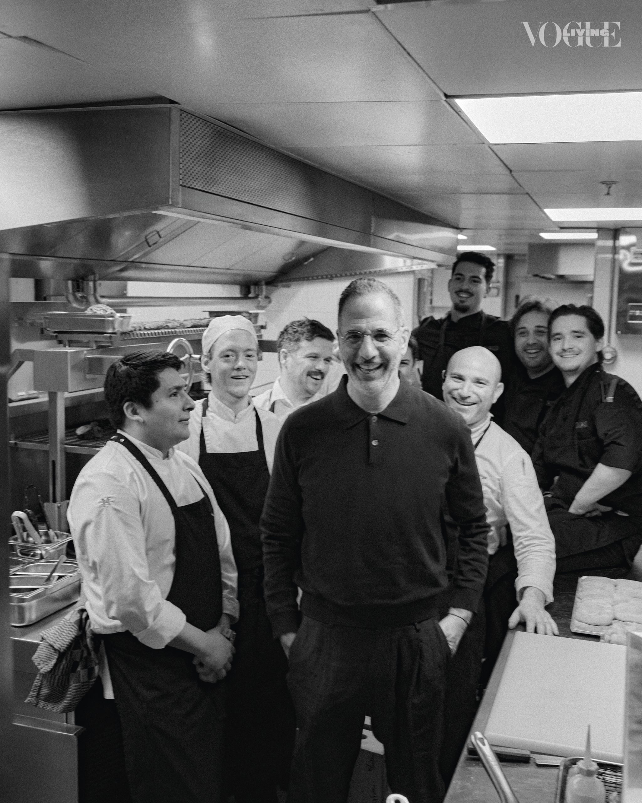 Chef Yotam Ottolenghi met het keukenpersoneel van zijn restaurant in Amsterdam