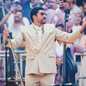 hola-paises-bajos-bad-bunny-maakt-een-groot-feest-van-zijn-eerste-show-in-de-gelredome-397650