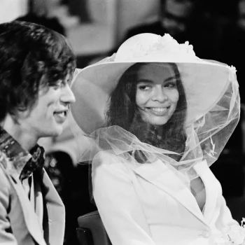 dua-lipas-trouwlook-is-een-eerbetoon-aan-de-original-cool-girl-bruid-bianca-jagger-396146