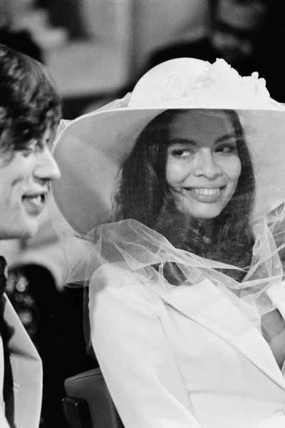 dua-lipas-trouwlook-is-een-eerbetoon-aan-de-original-cool-girl-bruid-bianca-jagger-396146