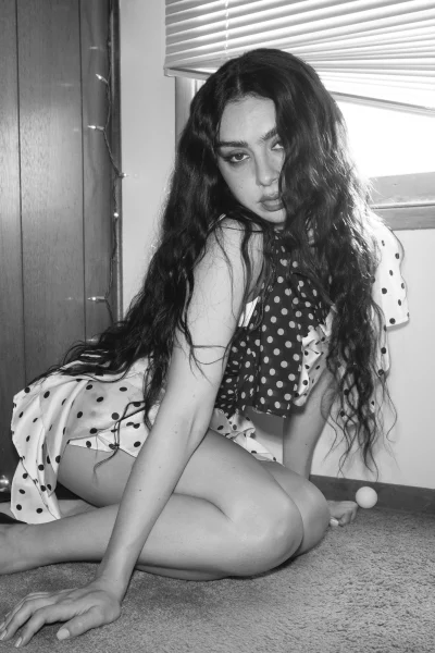 charli-xcx-liet-mode-nog-nooit-zon-grote-rol-spelen-als-op-haar-nieuwe-album-396311