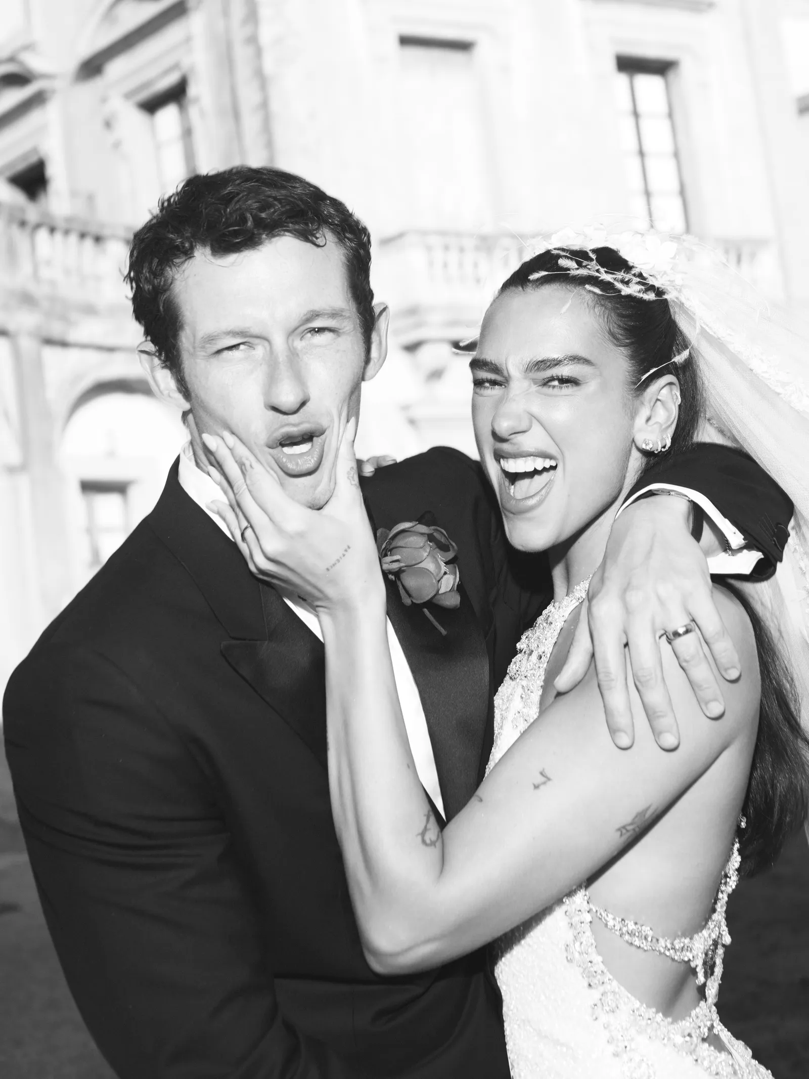 Callum Turner en Dua Lipa op hun bruiloft