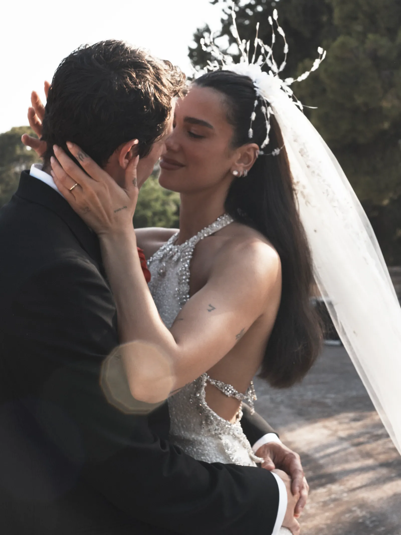 Dua Lipa in haar bruidsjurk van Chanel