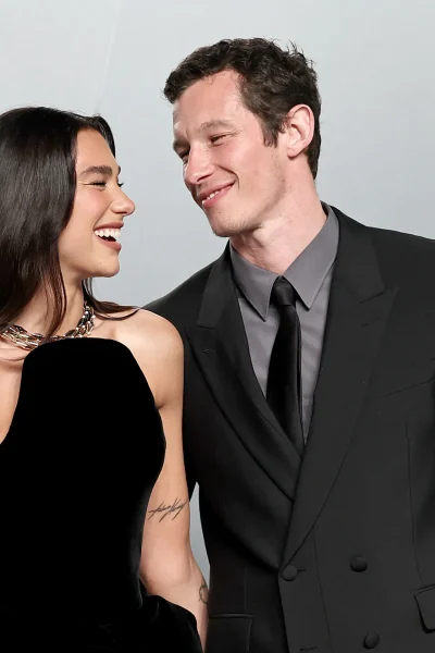 surprise-dua-lipa-en-callum-turner-zijn-in-het-geheim-getrouwd-in-londen-396140