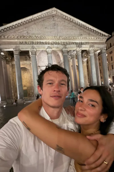 mag-ik-alsjeblieft-een-third-wheel-zijn-op-dua-lipa-en-callum-turners-honeymoon-399141