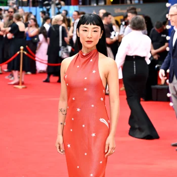 vergeet-method-dressing-de-toy-story-looks-van-greta-lee-zijn-playful-chic-397180