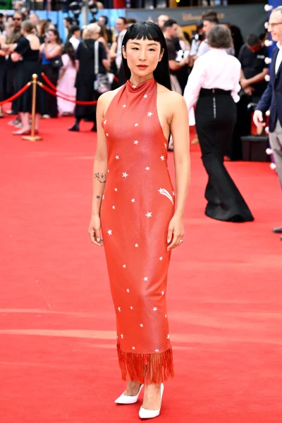 vergeet-method-dressing-de-toy-story-looks-van-greta-lee-zijn-playful-chic-397180