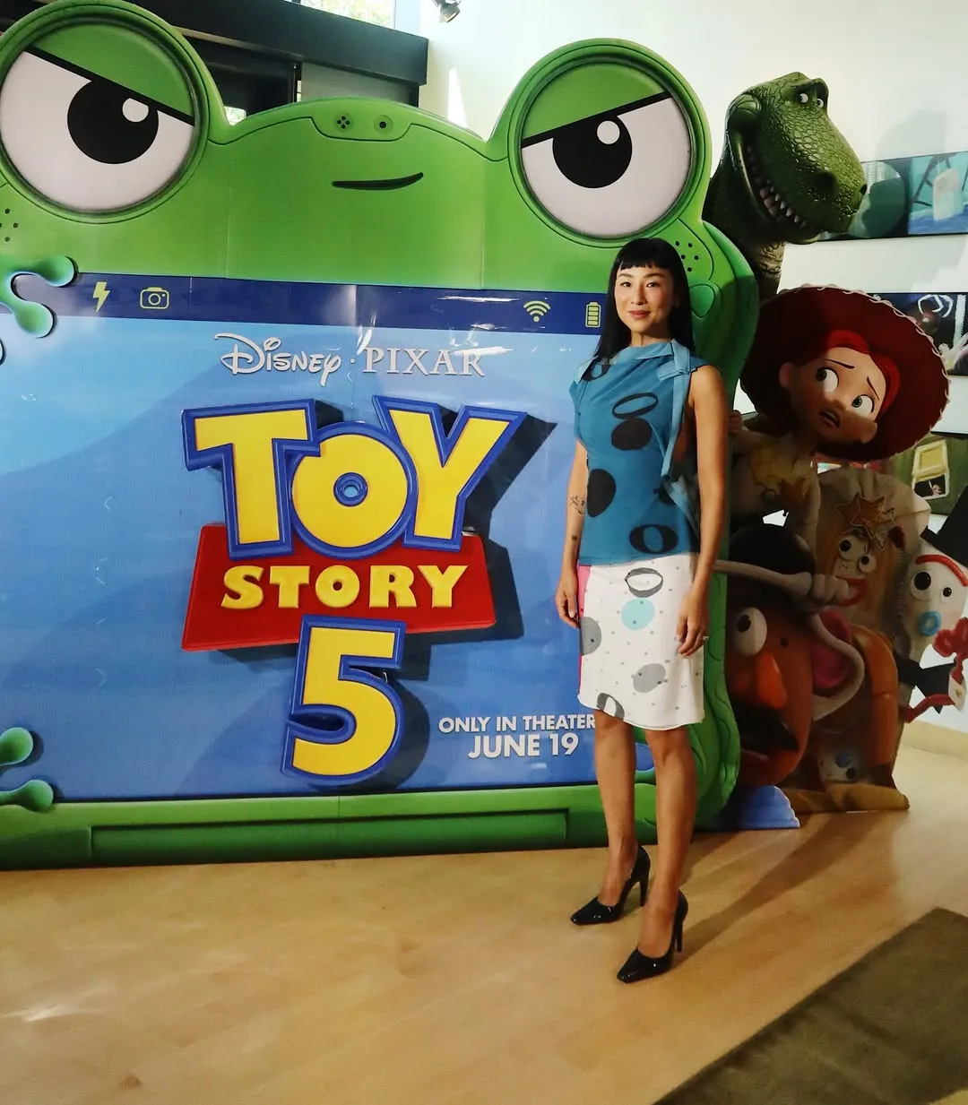 Greta Lee tijdens de perstour van Toy Story 5