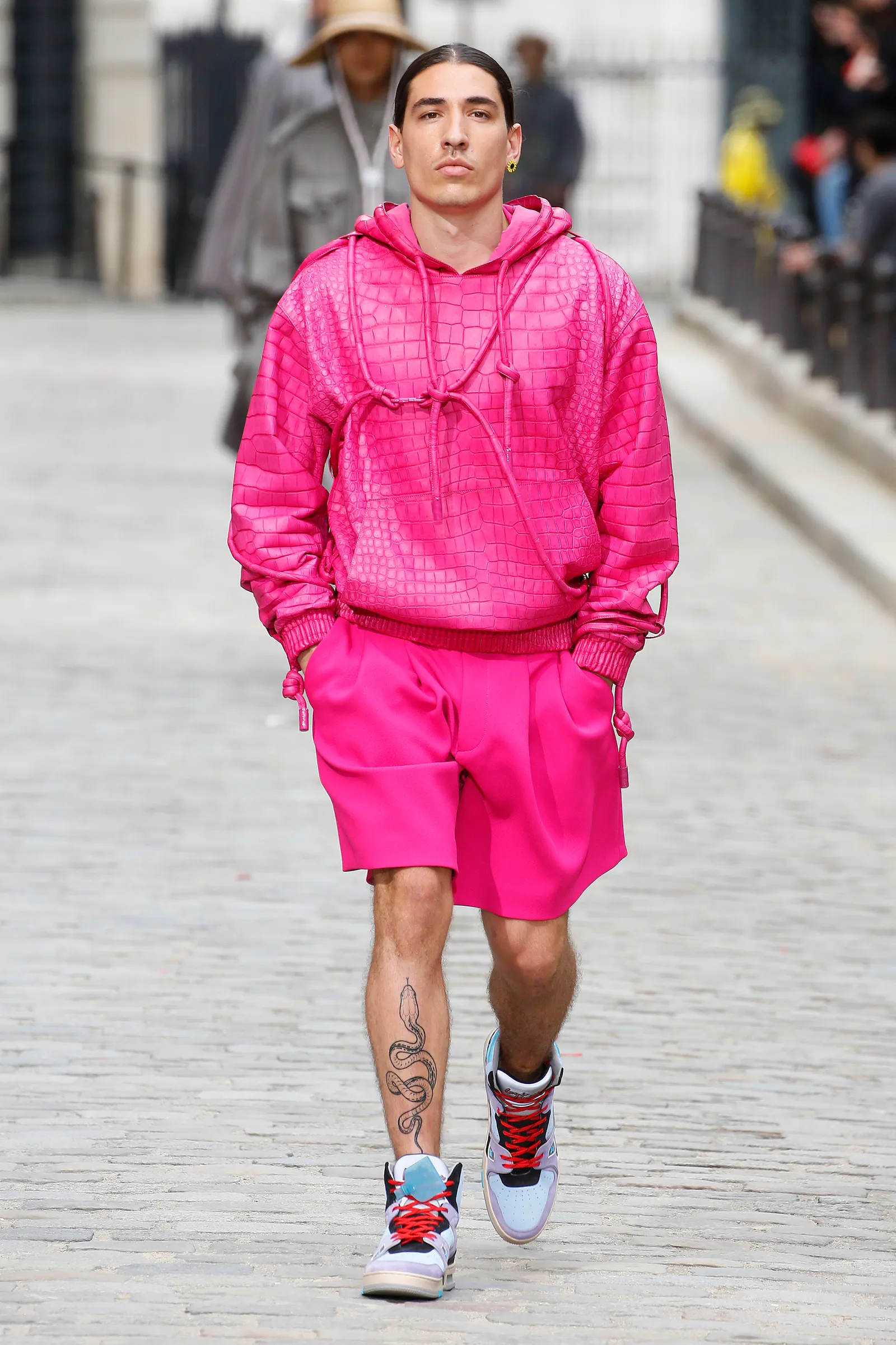 Voetballer Héctor Bellerín op de catwalk voor Louis Vuitton