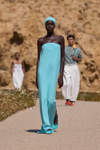 jacquemus-toont-de-ultieme-euro-summer-wardrobe-en-bevestigt-de-trendkleur-van-het-moment-398989