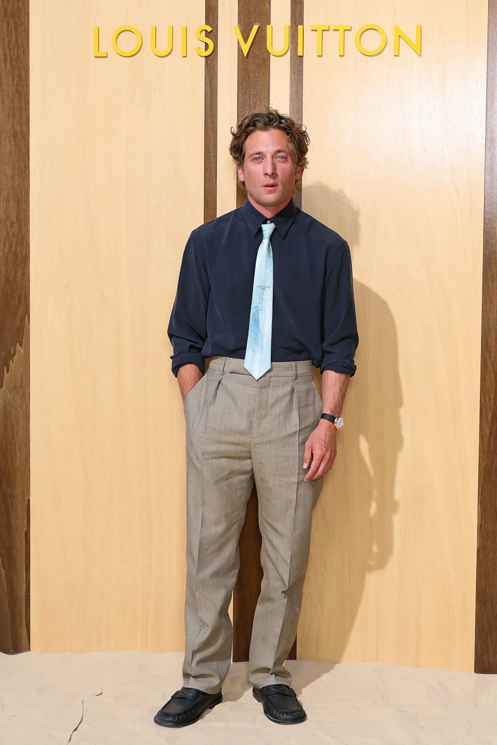 Jeremy Allen White bij Louis Vuitton tijdens Men's Fashion Week lente/zomer 2027