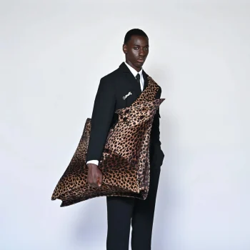 de-ontwerper-achter-de-viral-leopard-suits-van-congo-voor-het-wk-leerde-zichzelf-ontwerpen-398193