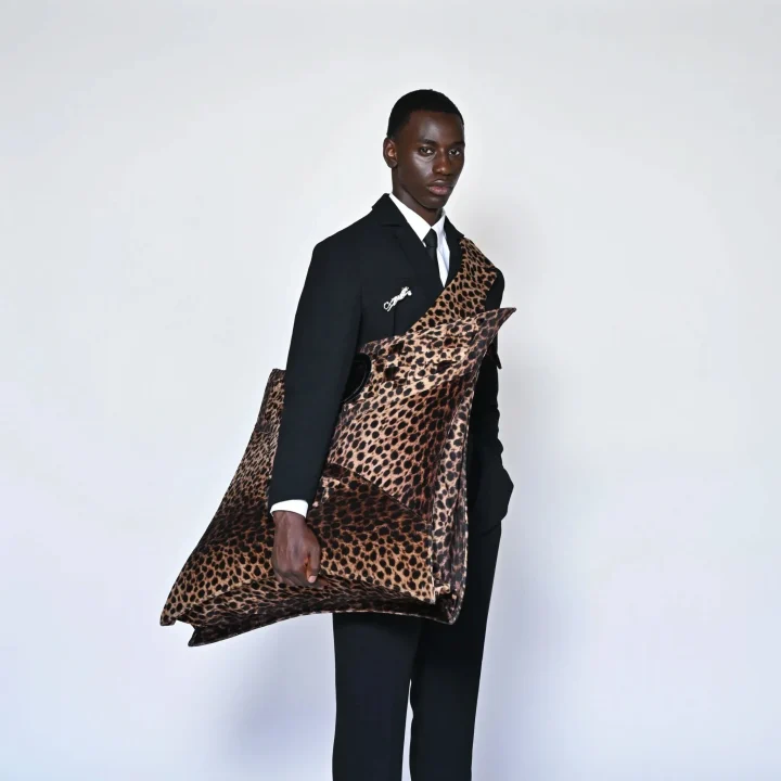 de-ontwerper-achter-de-viral-leopard-suits-van-congo-voor-het-wk-leerde-zichzelf-ontwerpen-398193