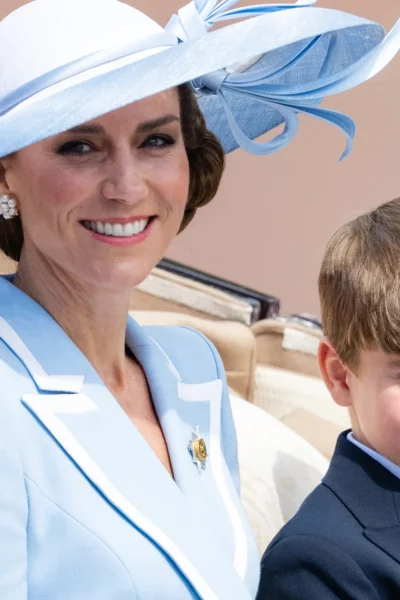 kate-middleton-matcht-met-haar-zoons-tijdens-trooping-the-colour-397487
