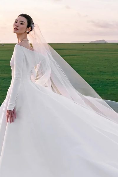 model-ming-xi-trouwt-in-een-couturejurk-van-dior-op-mont-saint-michel-in-noord-frankrijk-397400