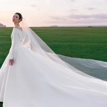 model-ming-xi-trouwt-in-een-haute-couture-jurk-van-dior-op-mont-saint-michel-in-noord-frankrijk-397232