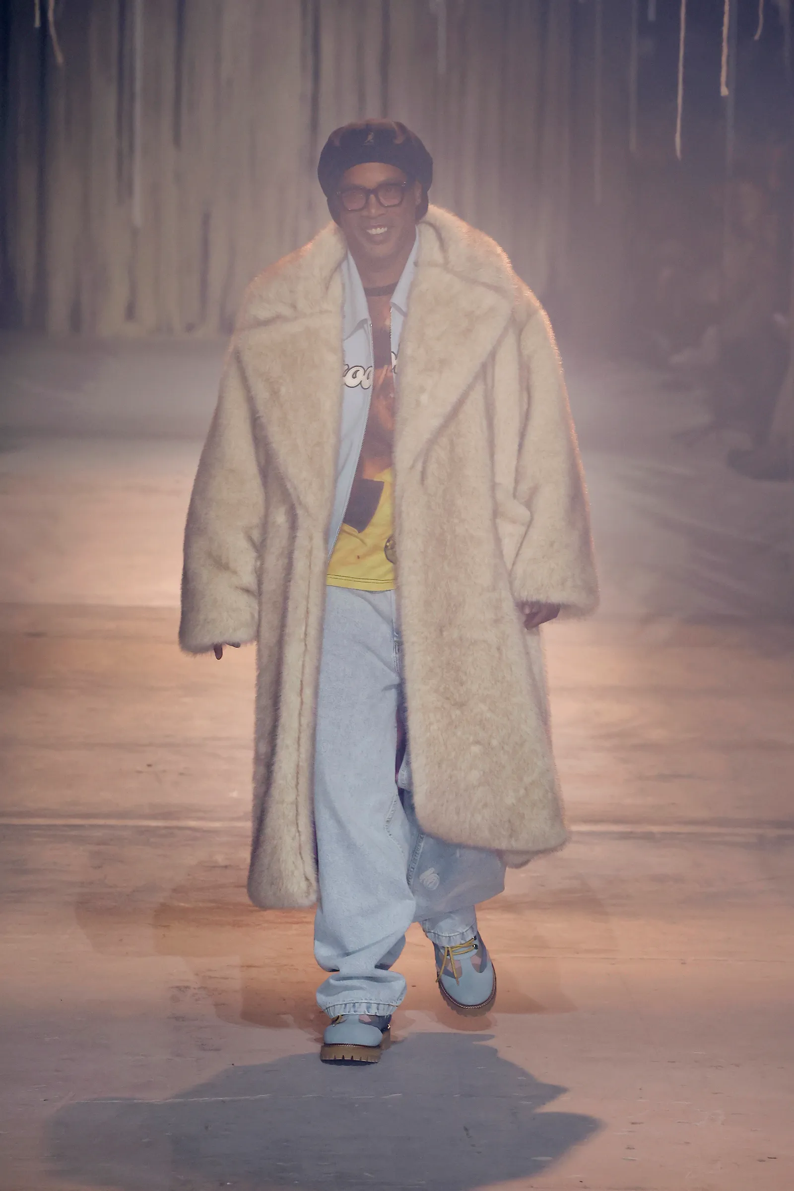 Voetballer Ronaldinho op de catwalk