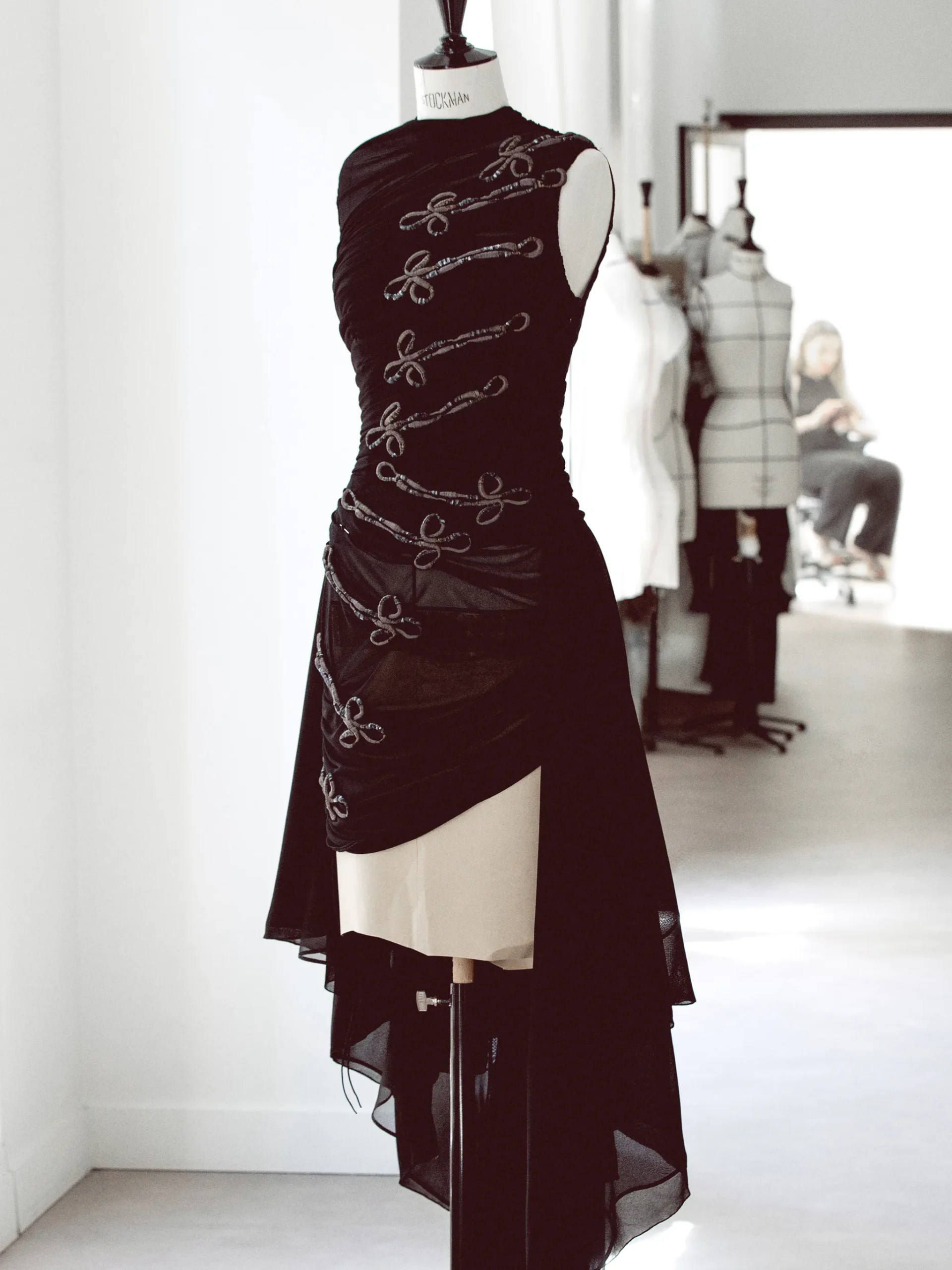 Backstage bij Rosalía's Dior-fittings tijdens haar LUX-tour