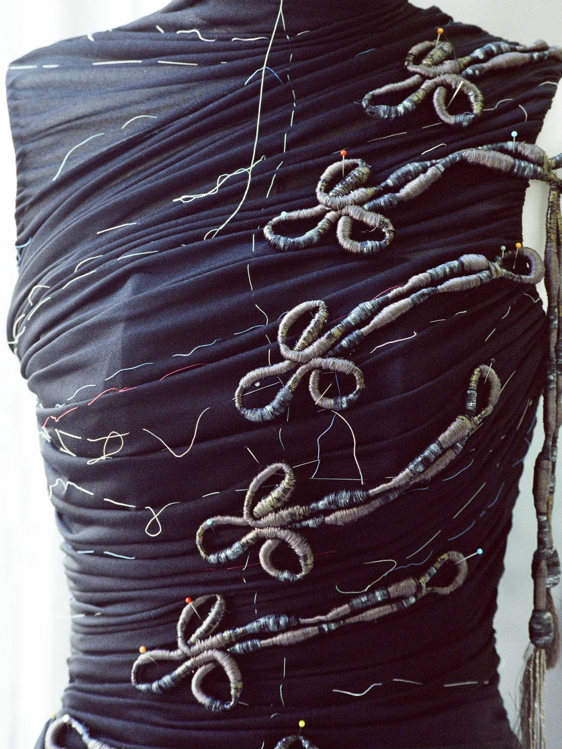 Backstage bij Rosalía's Dior-fittings tijdens haar LUX-tour