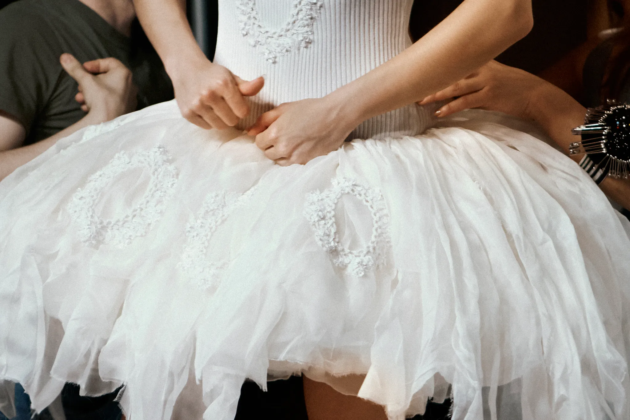 Backstage bij Rosalía's Dior-fittings tijdens haar LUX-tour
