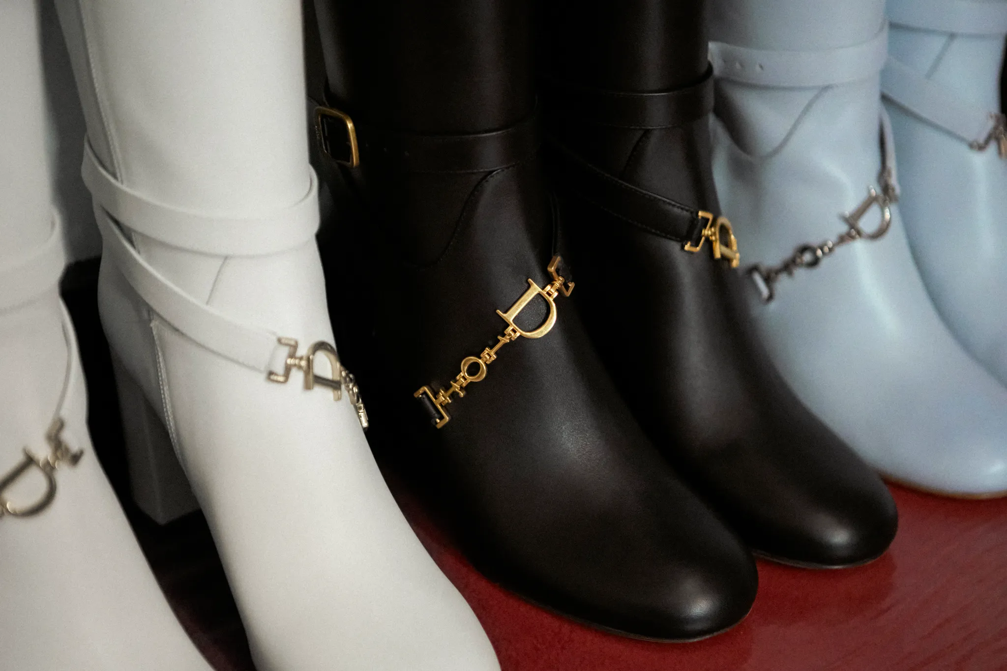 Backstage bij Rosalía's Dior-fittings tijdens haar LUX-tour