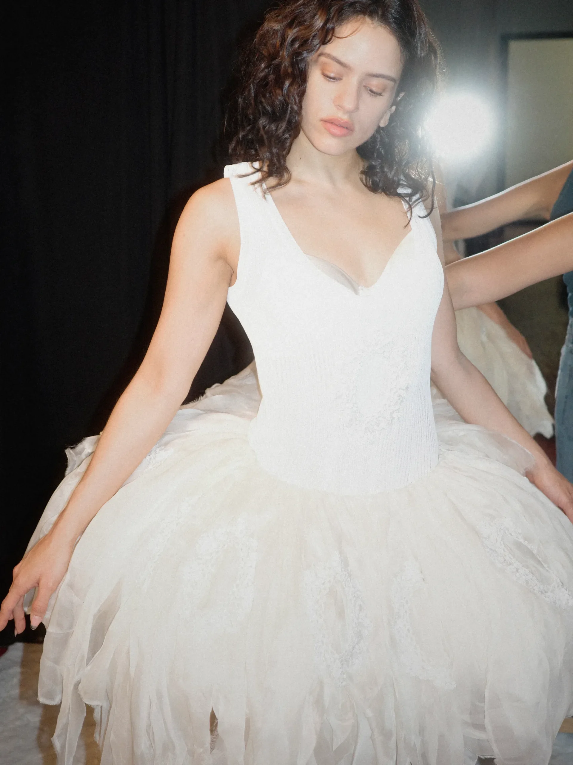 Backstage bij Rosalía's Dior-fittings tijdens haar LUX-tour