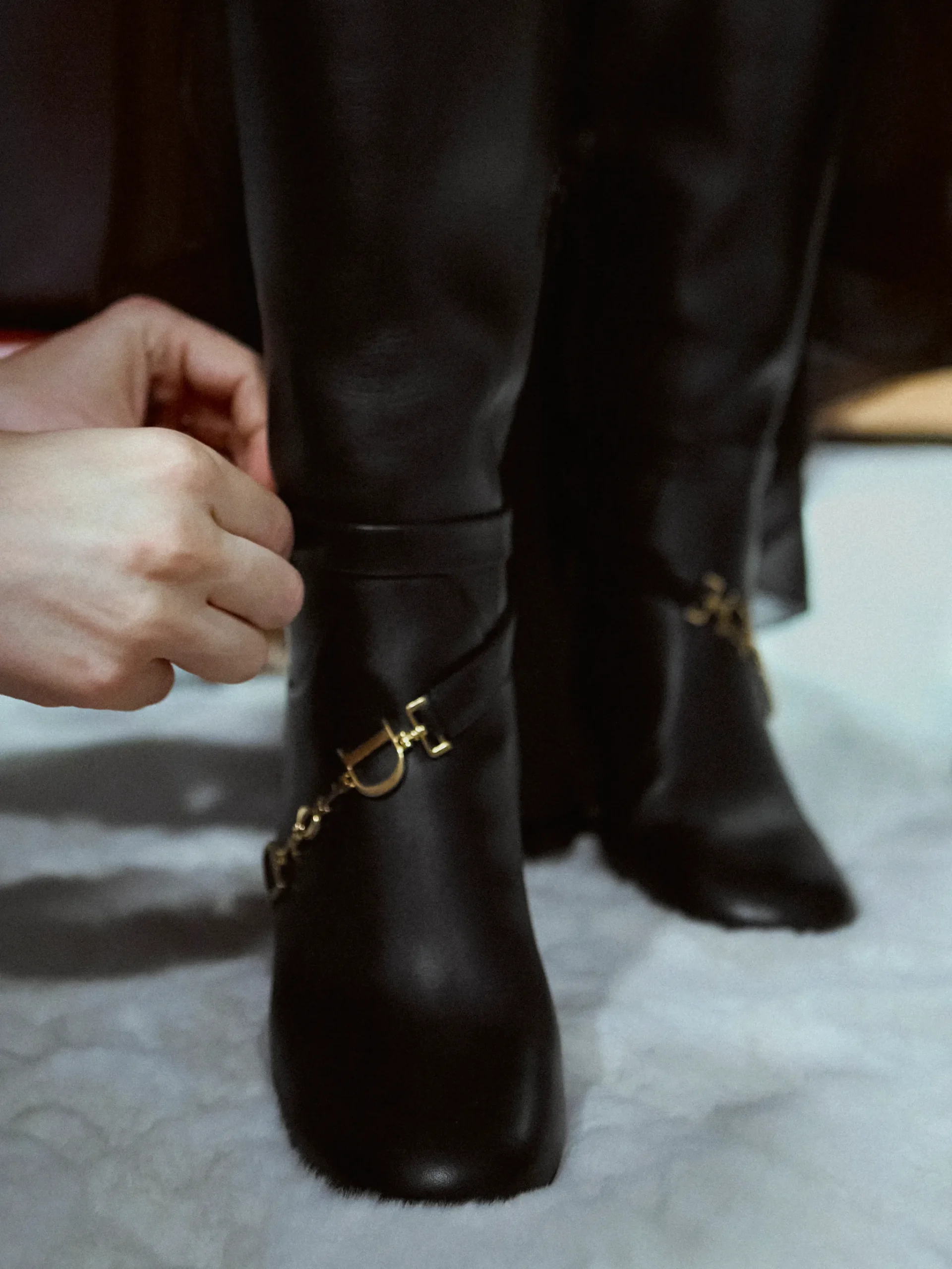 Backstage bij Rosalía's Dior-fittings tijdens haar LUX-tour